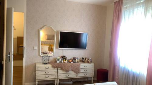 Schlafzimmer_Fernseher_Kommode weiß_Mustertapete.jpg - 