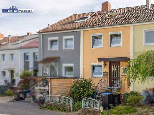 1Ansicht Straße - Hübsches, sehr gepflegtes Reihenmittelhaus in Empelde!