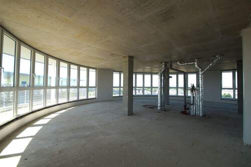 Gewerbefläche - Individuell gestaltbare Bürofläche am Flughafen: Mit Balkon und viel Tageslicht