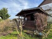 Ein Gartenhaus ist auch vorhanden - 