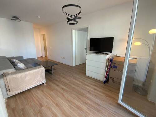 Wohnbereich mit hellem Holzfußboden und weiß gestrichenen Wänden.JPG - 2 Zimmer Etagenwohnung zur Miete in Frankfurt am Main