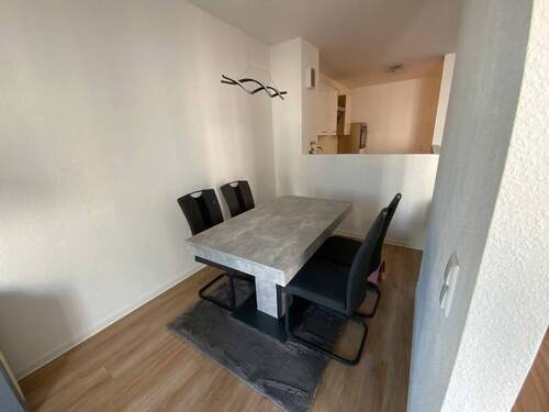 Essbereich mit hellem Holzfußboden und weiß gestrichenen Wänden.JPG - 2 Zimmer Etagenwohnung in Frankfurt am Main