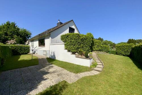 Hausansicht und Garten - 