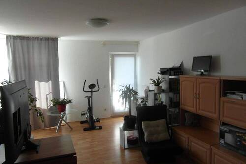 Wohnraum mit Ausgang auf den Balkon.JPG - 