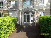 Hauseingang - in zentraler Lage von Bonn, freundliche 2 Zimmerwohnung mit Balkon mit Personenaufzug und TG - Stellplatz