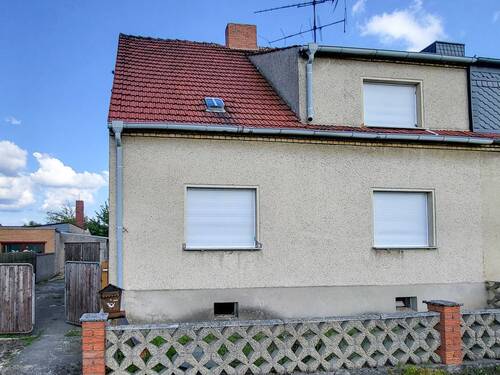 Straßenansicht - 4 Zimmer Doppelhaushälfte zum Kaufen in Muldestausee