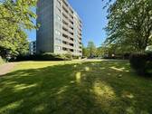Ansicht hinten mit Garten - Großzügige 3,5-Zimmer-Whg. mit Balkon und Aufzug nah am Kanal Holtenau