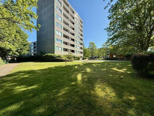 Ansicht hinten mit Garten - Großzügige 3,5-Zimmer-Whg. mit Balkon und Aufzug nah am Kanal Holtenau