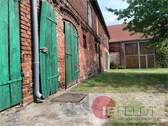 Stall mit Scheune im Hintergrund - Mehrfamilienhaus, Wohnhaus mit 220,00 m² in Roßdorf zum Kaufen