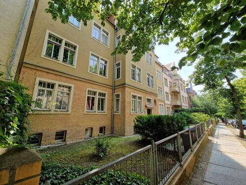 Ansicht mit Vorgarten - Etagenwohnung mit 45,60 m&sup2; in Halle (Saale) zum Kaufen