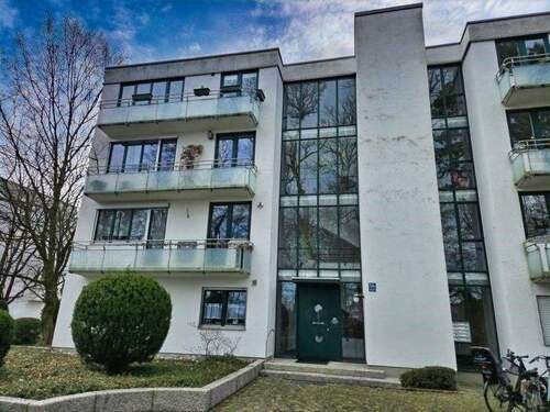 Blick auf Eingang zur Wohnanlage - Etagenwohnung mit 92,00 m&sup2; in München zum Kaufen