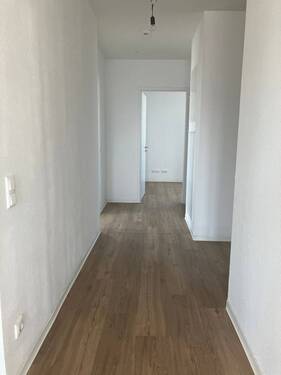 Flur mit Blick in Wohnung - 3 Zimmer Etagenwohnung in Mannheim