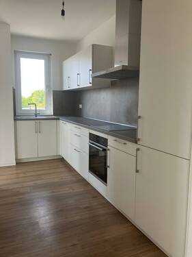 Küche mit Fenster, weiße Einbauküche mit dunkler Rückenwand, dunkle Bodenfließen - Etagenwohnung mit 107,30 m&sup2; in Mannheim zur Miete