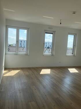 Wohnzimmer mit mehreren Fenstern, heller Fußboden - 