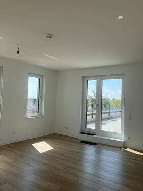 Wohnzimmer mit Zugang zur Loggia - 