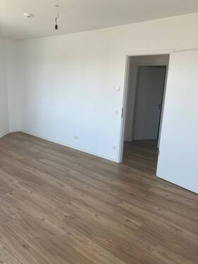 Zimmer 1 mit hellen Fußoden - 