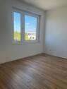 Zimmer 2 mit Fenster und hellem Boden - 