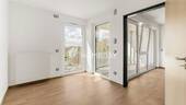 Schlafzimmer 1 - Neuwertige 2-Zimmer-Wohnung im betreuten Wohnen mit Loggia & Aufzug in zentraler Lage