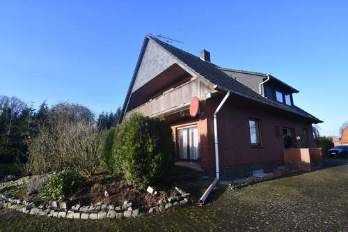 Wohnhaus - Solides Wohnhaus mit Doppelgarage und Abstellraum