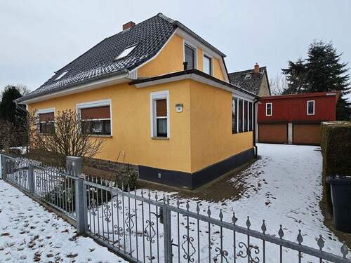 Haus und Garagen.jpg - 5 Zimmer Einfamilienhaus zum Kaufen in Boldekow