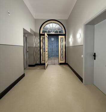 Etagenflur mit Fahrstuhl / Blick z. Treppenaufgang - Generation 65+ unter sich: Gemeinsam statt einsam in IHREM neuen barrierefreien Zuhause