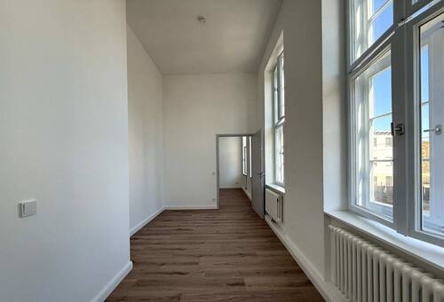 Schlafzimmer mit Blick in Wohnbereich - 