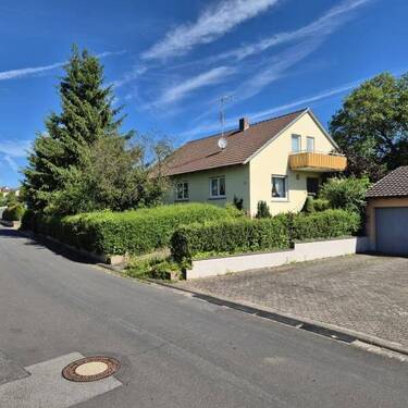 Straßenansicht - Bungalow (sanierungsbed.) mit Bauplätzen