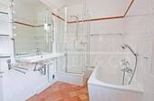 Vollbad mit separater Dusche - 