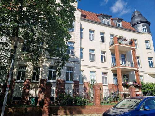 Hausansicht mit Vorgarten - Mehrfamilienhaus, Wohnhaus in Halle (Saale)