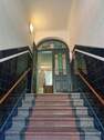 Hauseingang mit Blick ins Treppenhaus - 