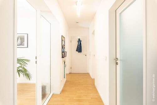 Flur mit Blick zum Eingang - 