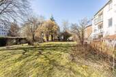 Grünfläche hinter dem Haus - Etagenwohnung mit 79,00 m&sup2; in Dachau zum Kaufen