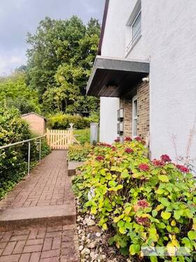 Zugang zum Haupteingang des Erd-/ Ober- und Dachgeschosses - 1 Zimmer Mehrfamilienhaus, Wohnhaus in Wickede-Echthausen