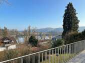 Panoramaaussicht auf Rhein und Landschaft (Balkon) - Einfamilienhaus mit 193,00 m&sup2; in Büsingen am Hochrhein zum Kaufen