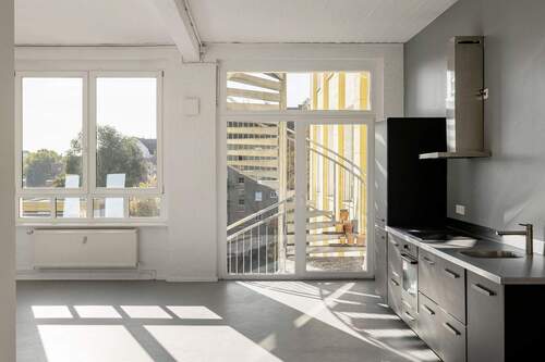 Offene Küche mit bodentiefem Fenster - 