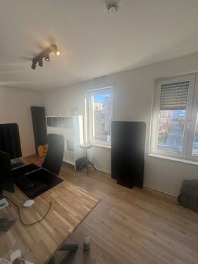 Zimmer mit Vinyl Boden und zwei Fenstern - 