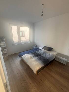 Schlafzimmer mit Doppelfenster - 