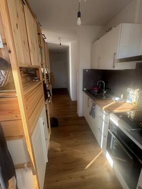 Küche mit Blick in den Flurbereich - 