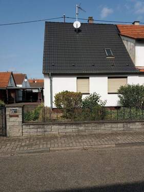 Haus Vorderansicht.jpg - Sofort einziehen! Gepflegte, unterkellerte DHH in NeureutKirchfeld in ruhiger Lage, mit großem pflegeleichten Garten in Wald- u. Seenähe