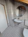 Waschbecken und WC - 