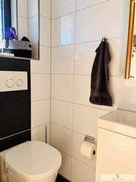 Ihr modernes Gäste-WC mit Fenster im Erdgeschoss - 