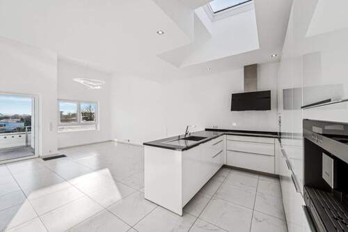 Offener Wohn- u. Essbereich - Licht und Lebensqualität: Exklusive DG-Wohnung mit Panoramablick bis Stuttgart