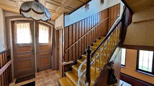 Haupteingang mit Treppenhaus - Einfamilienhaus mit 140,00 m&sup2; in Römhild OT Roth zum Kaufen