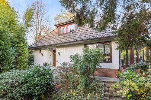 Rückansicht mit Hauseingangstür - 4 Zimmer Einfamilienhaus in Ahrensburg