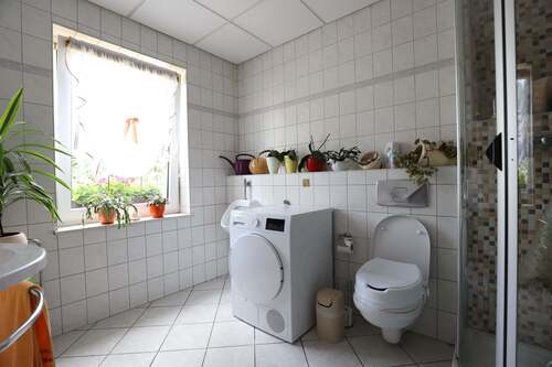 Gästebad DHH rechts - 8 Zimmer Mehrfamilienhaus, Wohnhaus in Bernau