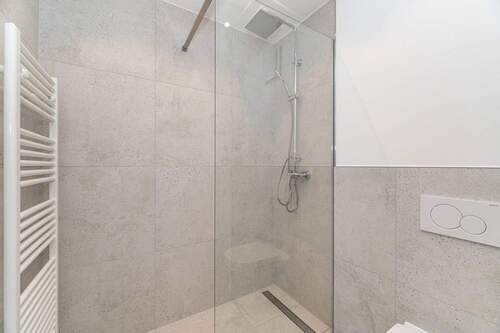 Badezimmer mit Dusche und WC - Etagenwohnung mit 56,00 m&sup2; in München zum Kaufen