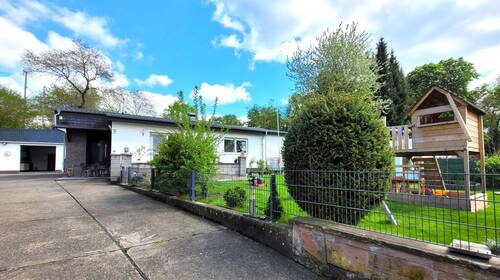Grundstück Ansicht - Saniertes Bungalow mit Nebengebäude - Wohnen in idyllischer Nähe zur Lahn!