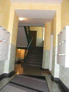 Hauseingang - 2 Zimmer Etagenwohnung zur Miete in Chemnitz