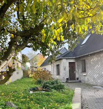 Ansicht Eingangsbereich mit Nebengebäude - 