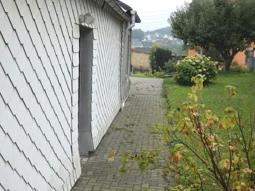 gepflasterte Weg - Anbau Nebengelass / Zugang Heizung - 